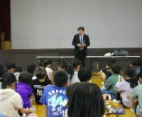 お話を聞いている様子