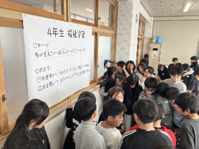 休憩時間に児童が講師に盲導犬のことを聞いている