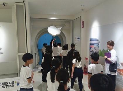 製造ラインの見学へ